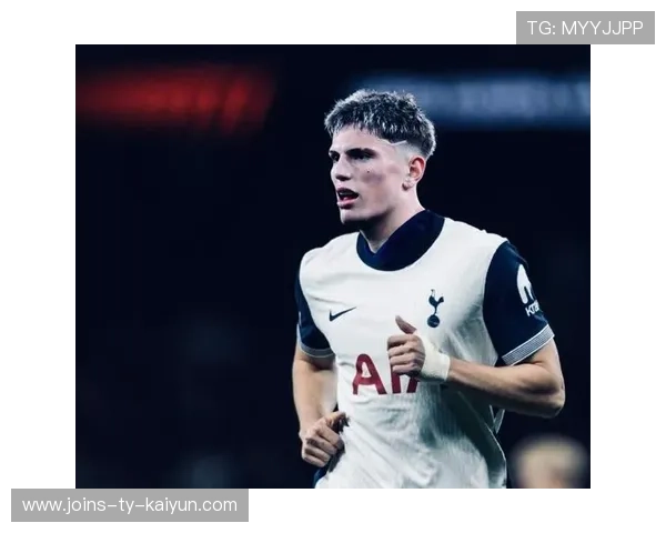 曼联全力备战热刺,年轻力量逐渐崭露头角 曼联全力备战热刺,年轻力量逐渐崭露头角